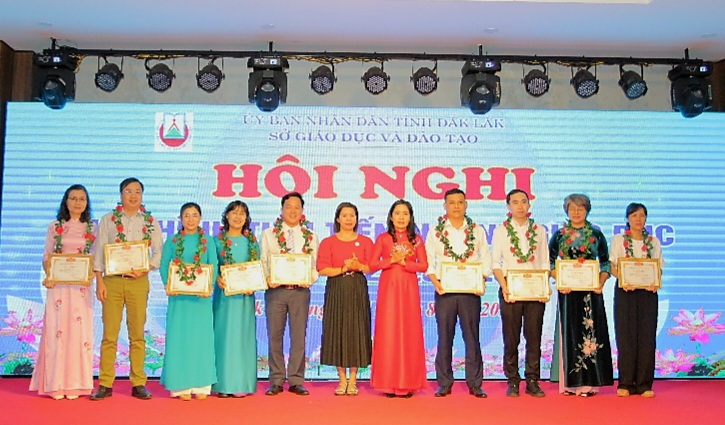 Lãnh đạo Sở tri ân Cán bộ - Gv có nhiều cống hiến cho sự nghiệp GD